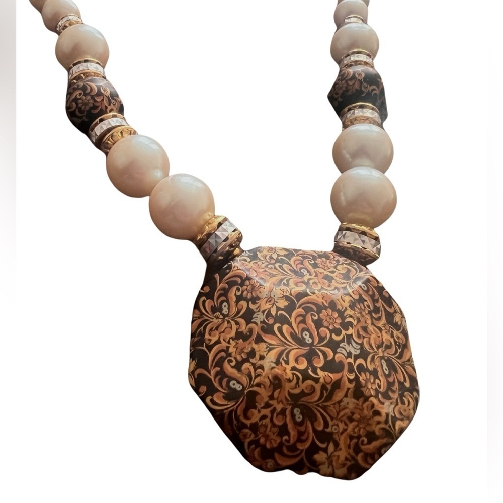 Lovely faux pearl w/black & gold tone pendant statement piece necklace 29" - Picture 4 of 6